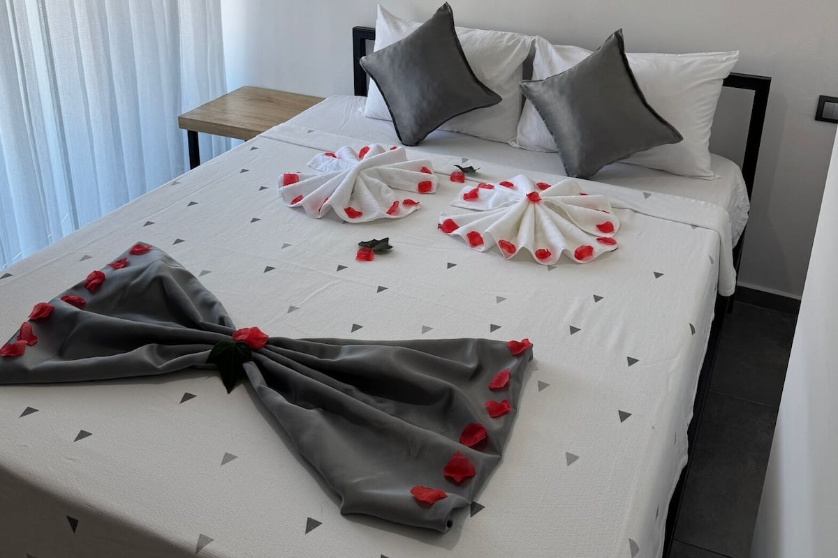 Peralatan tempat tidur premium, bar mini, meja