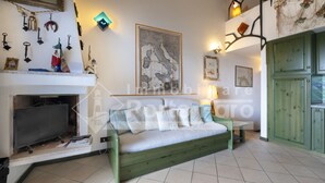 Ein Zimmer mit einem grünen Sofa, einem Kamin und einer Karte an der Wand.