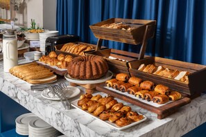 Petit déjeuner buffet servi tous les jours en supplément