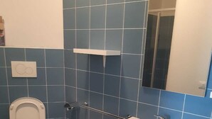 A bathroom with a toilet, sink, and a mirror. - ex scuola ristrutturata di recente (PAULARO)