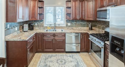 Belleville Beauty - Luxury Stay For Work Or Stay For Play Either Way This Is The Perfect Property For You! 4 Bedroom Residence by RedAwning