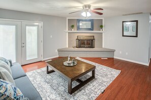 Villa, 4 Bedrooms | Living area | Smart TV - Belleville Beauty - Luxury Stay For Work Or Stay For Play Either Way This Is The Perfect Property For You! 4 Bedroom Residence by RedAwning (Belleville)