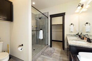 Stadtwohnung, 4 Schlafzimmer | Badezimmer | Handtücher, Shampoo