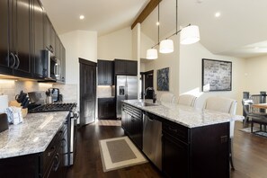 Townhome, 4 Bedrooms | Private kitchen | Fridge, oven, coffee/tea maker, toaster