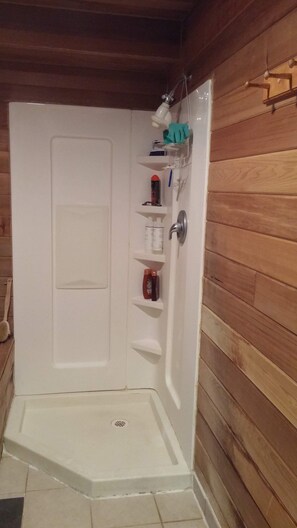 Badewanne, Haartrockner, Handtücher, Toilettenpapier