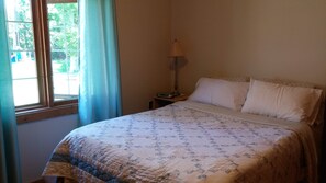 2 bedrooms, iron/ironing board, WiFi, bed sheets - Need a summer getaway a little oasis? (Oro Station)