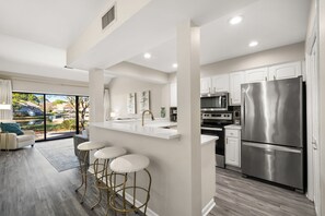 Four, plaque de cuisson, lave-vaisselle, cafetière/bouilloire