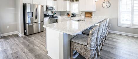 Geschirrspüler, Wasserkocher mit Kaffee-/Teezubehör