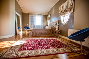 3 habitaciones, escritorio y tabla de planchar con plancha 