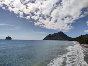 Plage à proximité, chaises longues, serviettes de plage