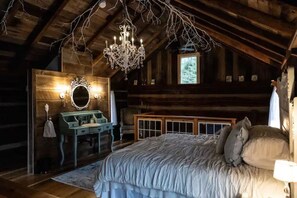 1 bedroom, iron/ironing board, free WiFi, bed sheets - JuneBug Log Cabin, Nashville Music History, Dreamy Loft Suite, Stone Frpl. (Hendersonville)