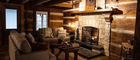 スマートテレビ、暖炉、書庫