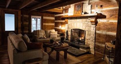 Historic Log Cabin, Dreamy Loft Suite, Stone Frpl.