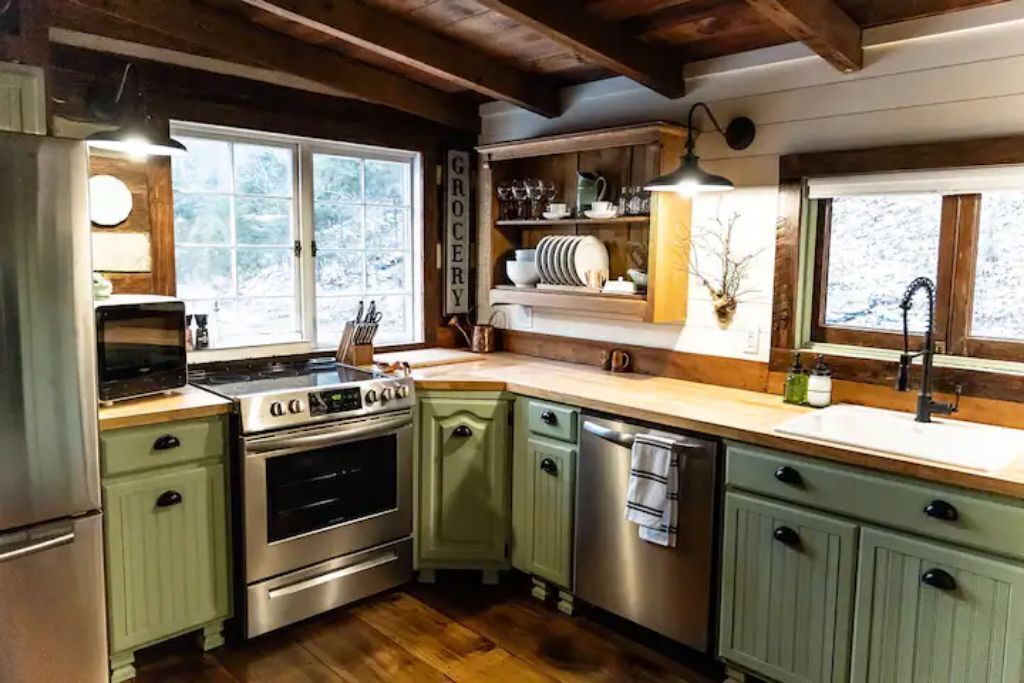 Jääkaappi, mikroaaltouuni, uuni, liesi