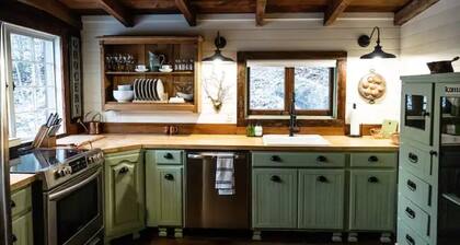 Historic Log Cabin, Dreamy Loft Suite, Stone Frpl.