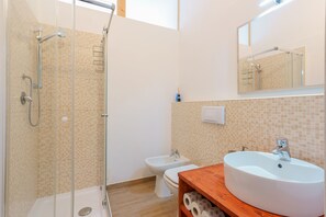 Classic-Zimmer, 1 Schlafzimmer, Balkon, Stadtblick | Badezimmer | Dusche, Regendusche, Bidet, Handtücher