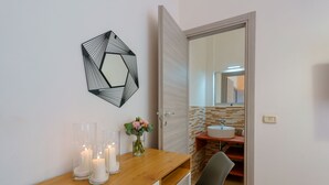 Un baño con tocador de madera, espejo y lavamanos.