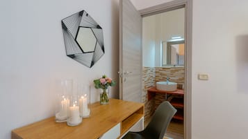 1 bedroom, memory-foam beds, desk, laptop workspace