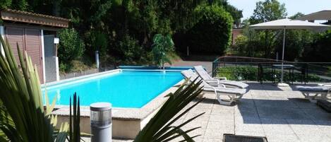 Kolam renang outdoor musiman, dengan payung kolam renang