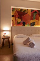 迷你吧、客房内保险箱、办公桌、笔记本电脑工作区