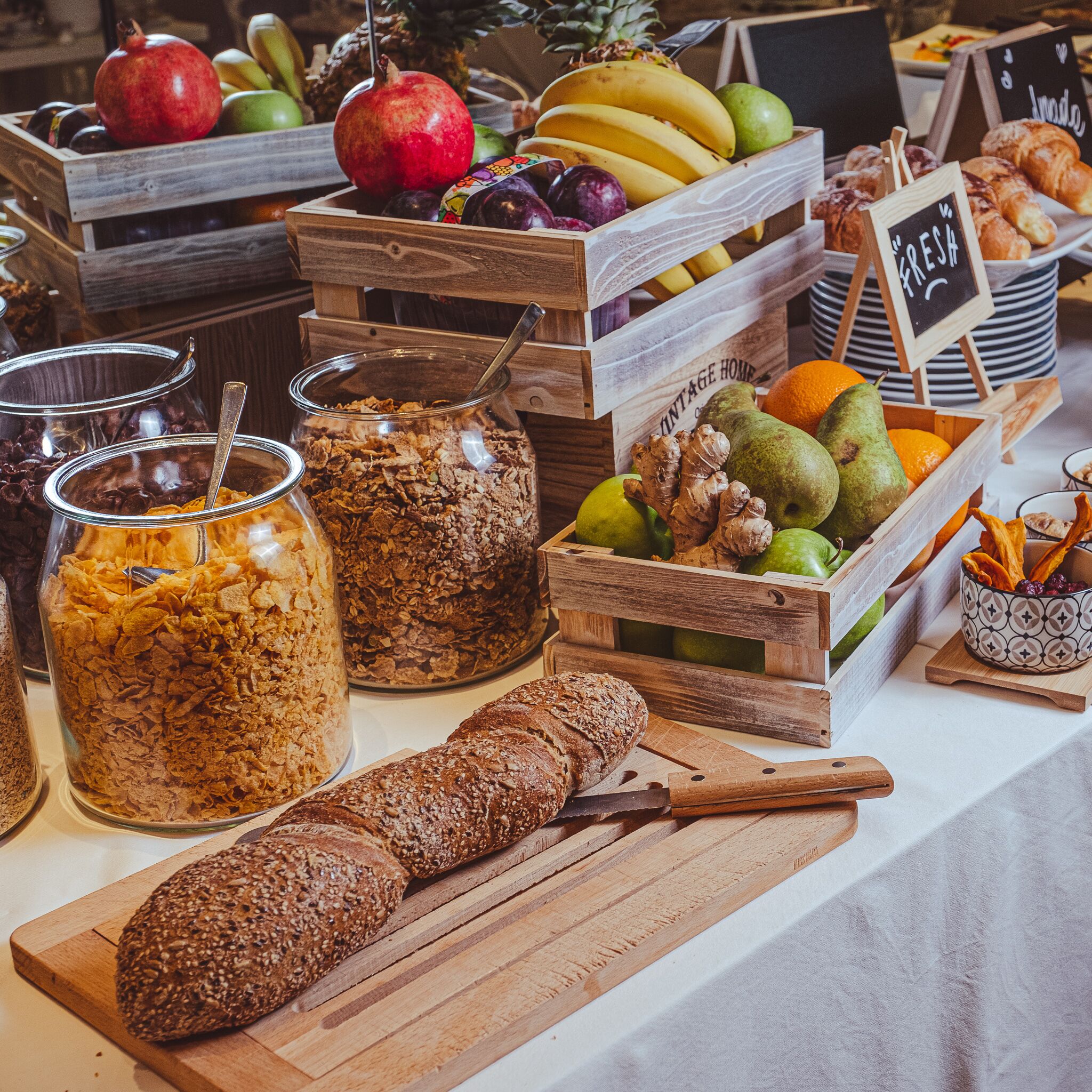 A breakfast buffet with various food items and a sign indicating 'CRESA'.