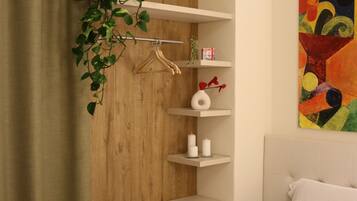 Yhden hengen superior-huone | Minibaari, tallelokero huoneessa, työpöytä