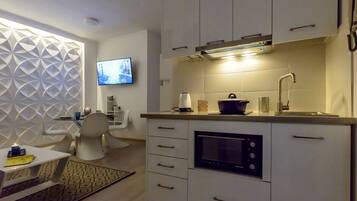 Fridge, oven, coffee/tea maker, toaster