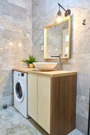 Elite Apartment | Bathroom | Shower, rainfall showerhead, free toiletries, hair dryer - Apartamente Sea View (Navodari)