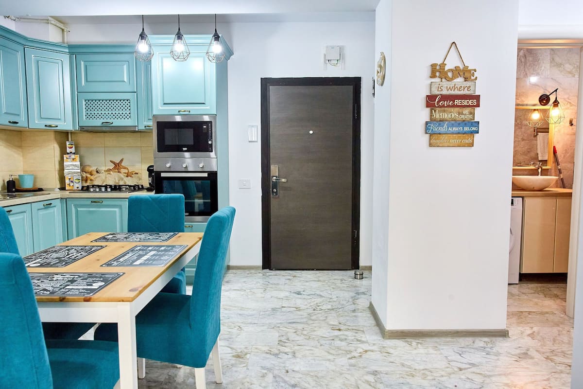 Elite Apartment | Private kitchen | Full-size fridge, stovetop, cookware/dishes/utensils