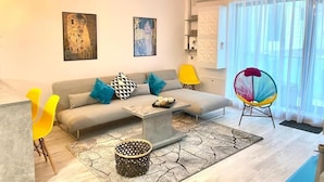 Standard Apartment | Living area | 110-inch flat-screen TV with cable channels - Apartamente Sea View (Navodari)