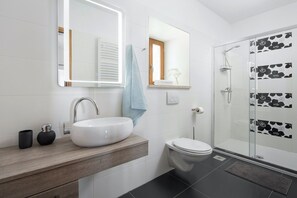 Dusche, Haartrockner, Handtücher