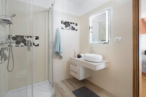 Douche, sèche-cheveux, serviettes fournies