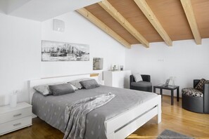 4 bedrooms, iron/ironing board, WiFi, bed sheets