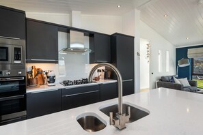 Studio | 2 bedrooms - Hiraeth - Luxury Lodge With Hot Tub Close to Beach (Tenby)