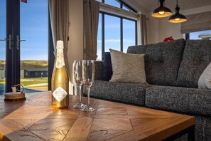 Studio | 2 bedrooms - Hiraeth - Luxury Lodge With Hot Tub Close to Beach (Tenby)