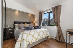 Studio | 2 bedrooms - Hiraeth - Luxury Lodge With Hot Tub Close to Beach (Tenby)