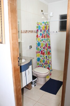 Kombination af bruser/badekar, Toiletpapir