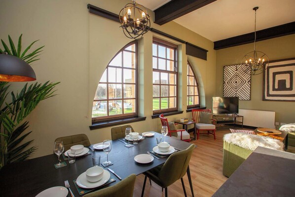 Dining - Spacious Apartment with Glasgow Green Views (Glasgow City)