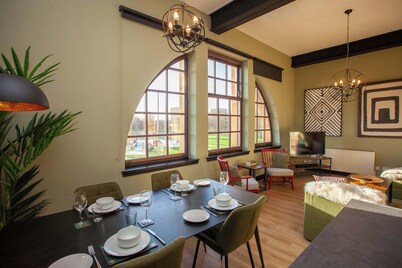 Spacious Apartment with Glasgow Green Views