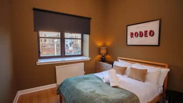 2 bedrooms, desk, iron/ironing board, WiFi