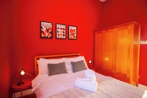 2 bedrooms, desk, iron/ironing board, WiFi