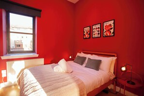 2 bedrooms, desk, iron/ironing board, WiFi