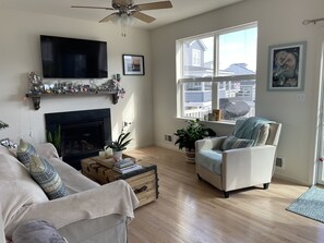 Smart TV, caminetto, lettore DVD