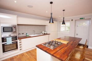 Fridge, microwave, stovetop, dishwasher - Stylish West End Flat in Glasgow (Glasgow City)