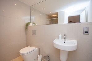 Douche, sèche-cheveux, serviettes fournies