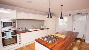 Refrigerador, microondas, parrilla de estufa y lavavajillas