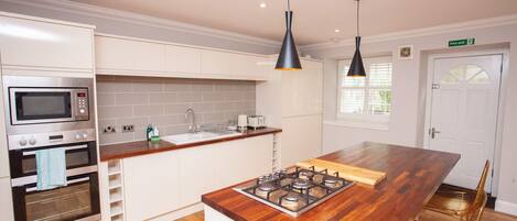 Réfrigérateur, micro-ondes, plaque de cuisson, lave-vaisselle