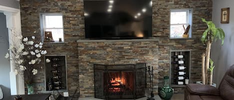 Smart TV y chimenea