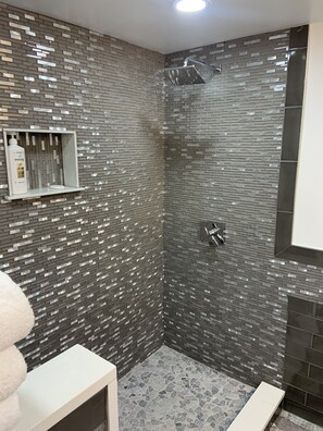 Bañera con ducha, secador de pelo, toallas, jabón