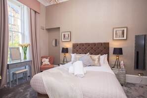 3 Schlafzimmer, Schreibtisch, Bügeleisen/Bügelbrett, Reisekinderbett